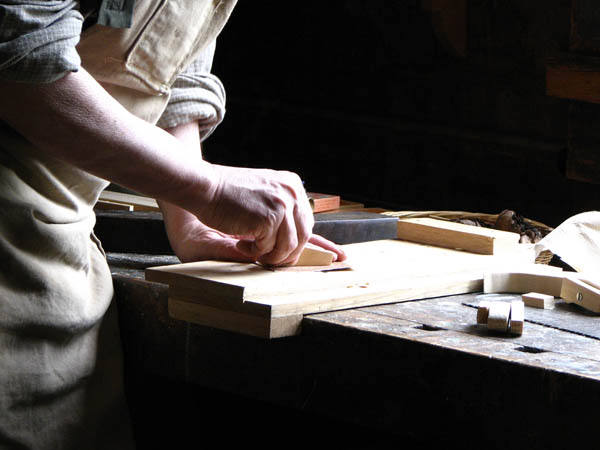 Nuestro equipo de profesionales cuenta  con muchos años de contrastada <strong>experiencia</strong> en el sector de la <strong>carpintería de madera en Higuera la Real</strong>.